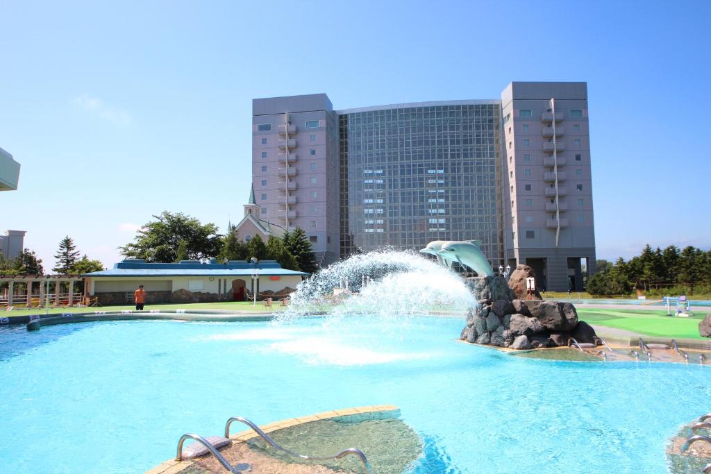 札幌札幌果子王國度假酒店的一个带喷泉的水上公园