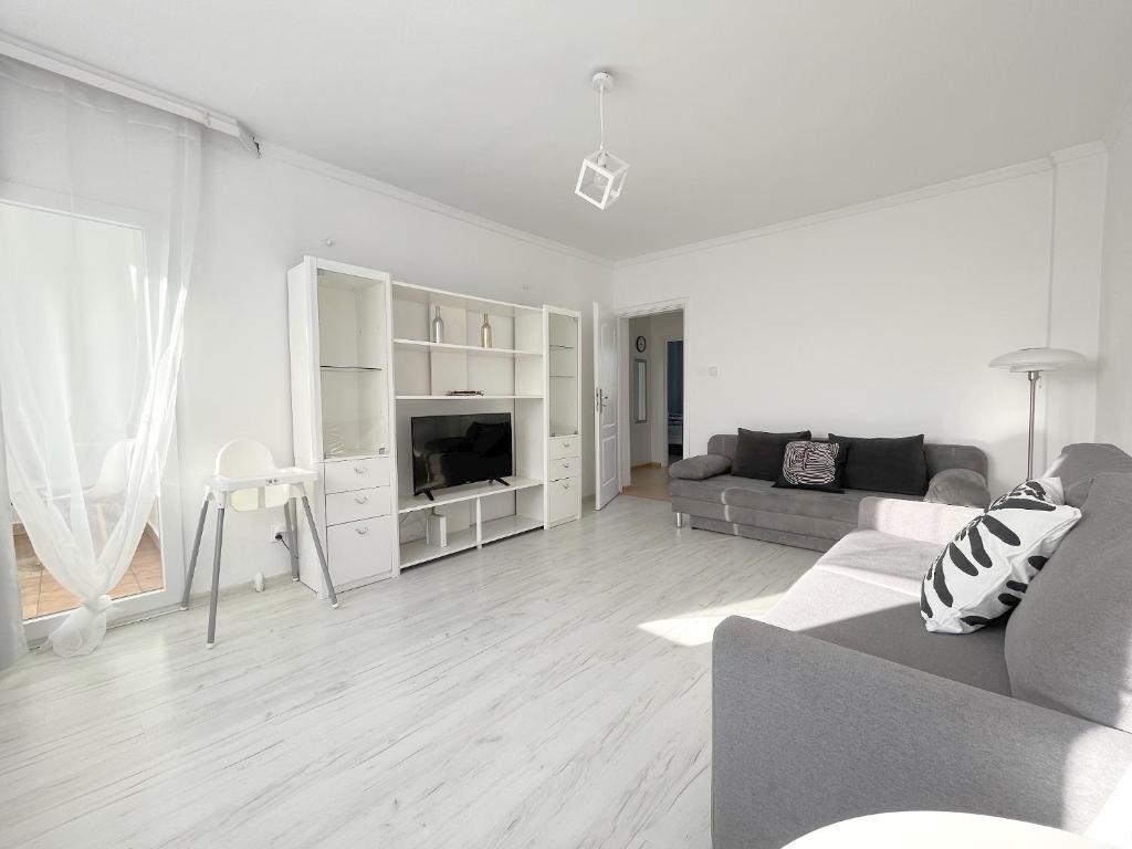 格丁尼亚19 Gdynia Centrum - Apartament Mieszkanie dla 8 os的带沙发和电视的白色客厅