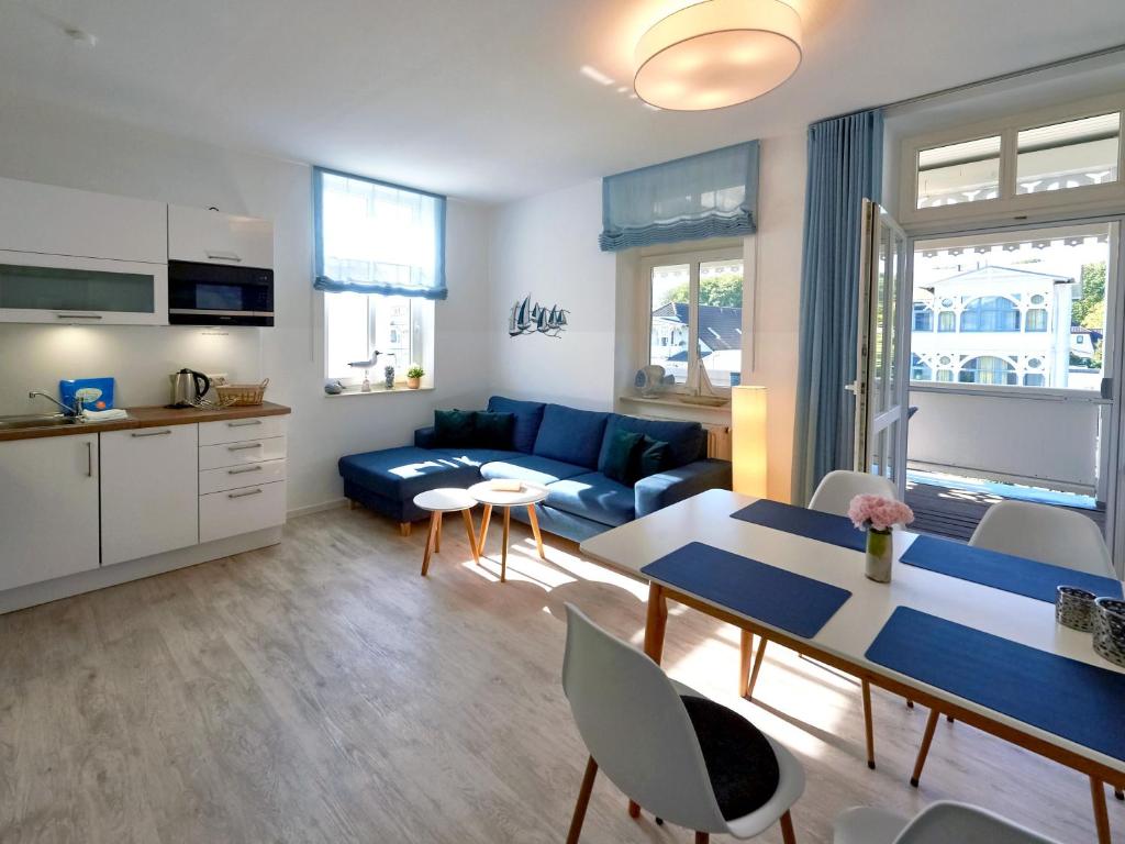 奥斯赛拜-塞林Villa Freya - Apt. 03的客厅配有蓝色的沙发和桌子