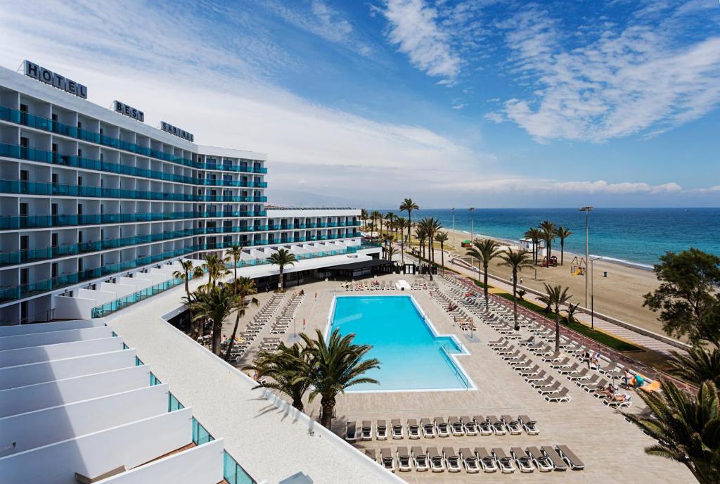 滨海罗克塔斯萨比纳尔最佳酒店的享有游泳池和海滩的美景。