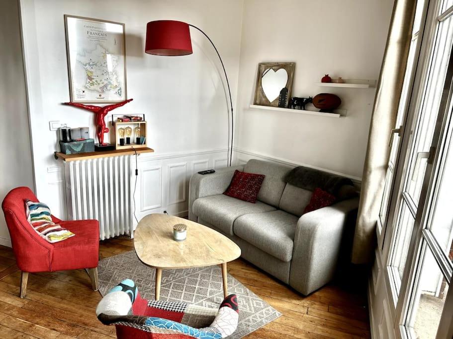 布洛涅-比扬古Appartement Confortable et Spacieux Boulogne-Billancourt的客厅配有沙发和桌子