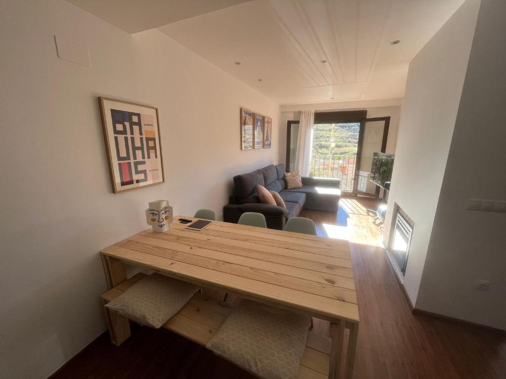 卡马雷纳德拉谢拉Javalambre Mountain Superski的客厅配有木桌和沙发