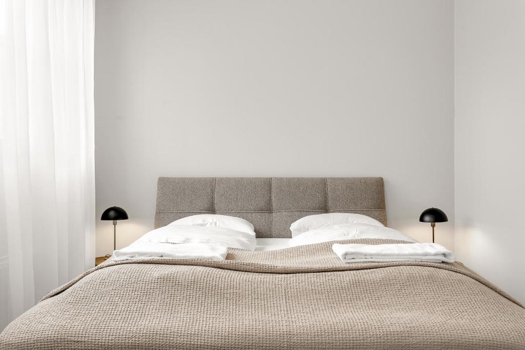 雷克雅未克The Swan House by Heimaleiga的白色卧室配有一张带白色枕头的大床