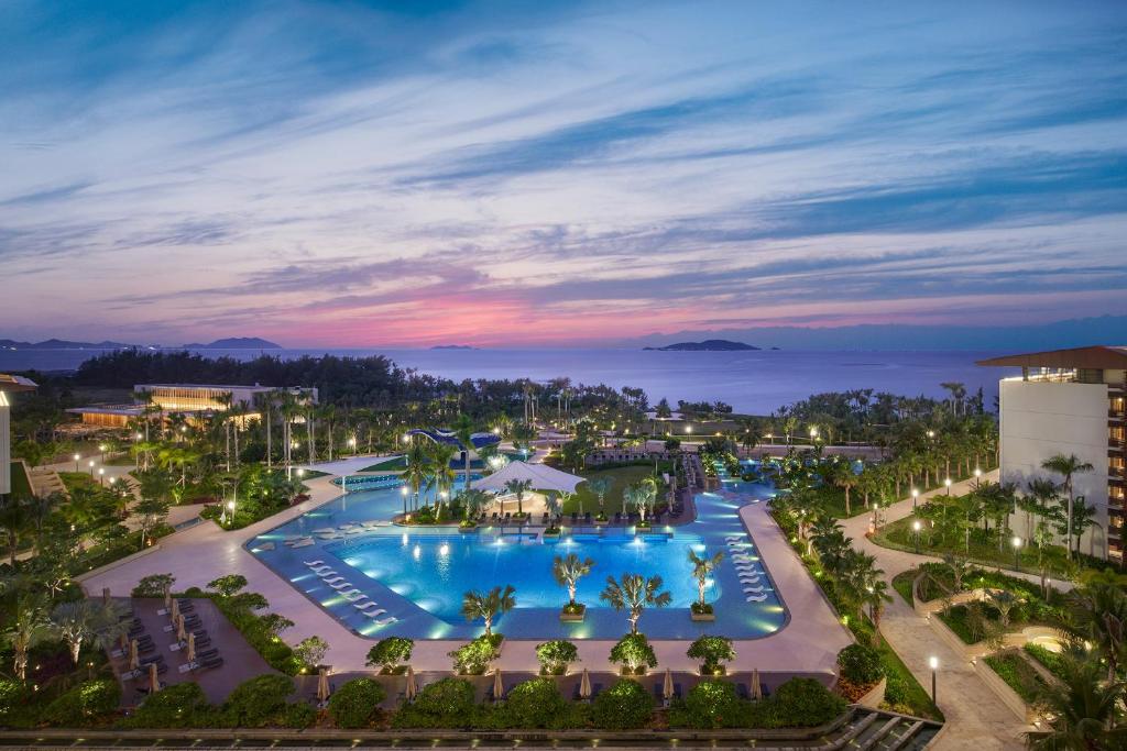 三亚三亚天丽湾凯悦酒店的夜间享有度假村游泳池的空中景致