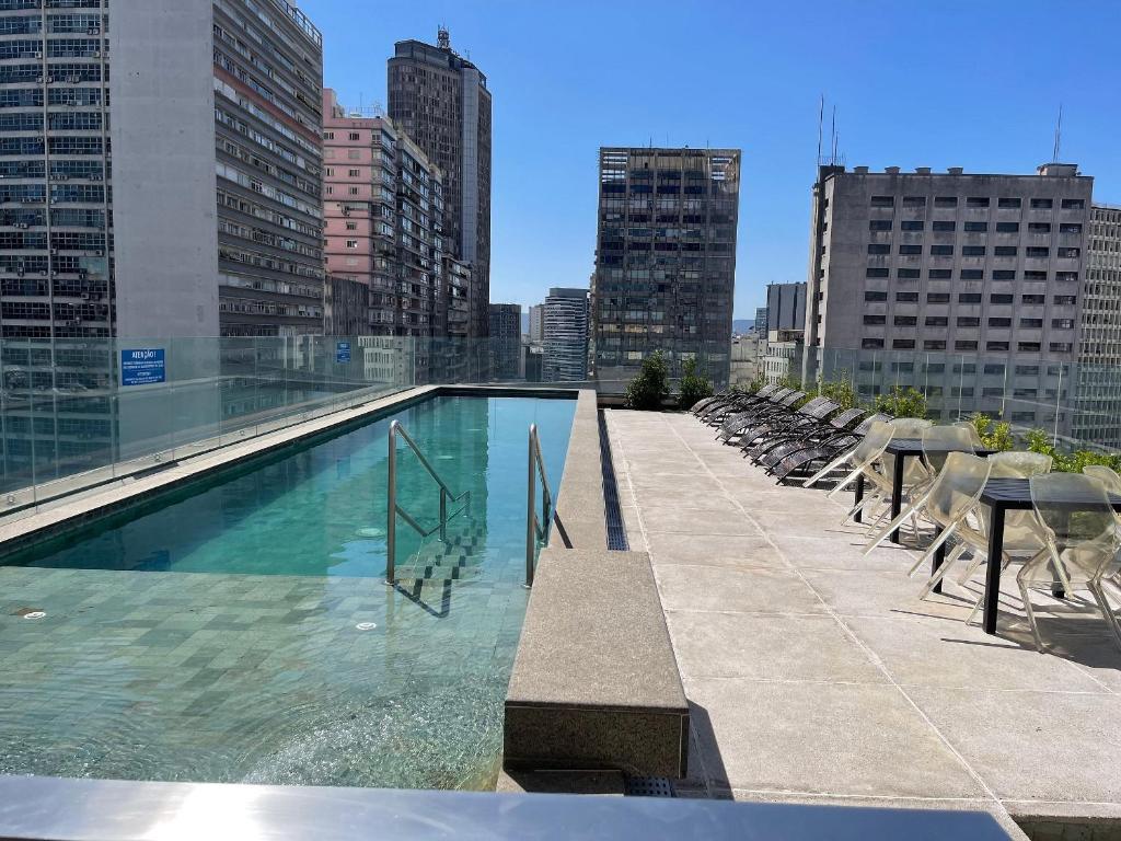 圣保罗Studio Moderno próximo ao Metrô的建筑物屋顶上的游泳池