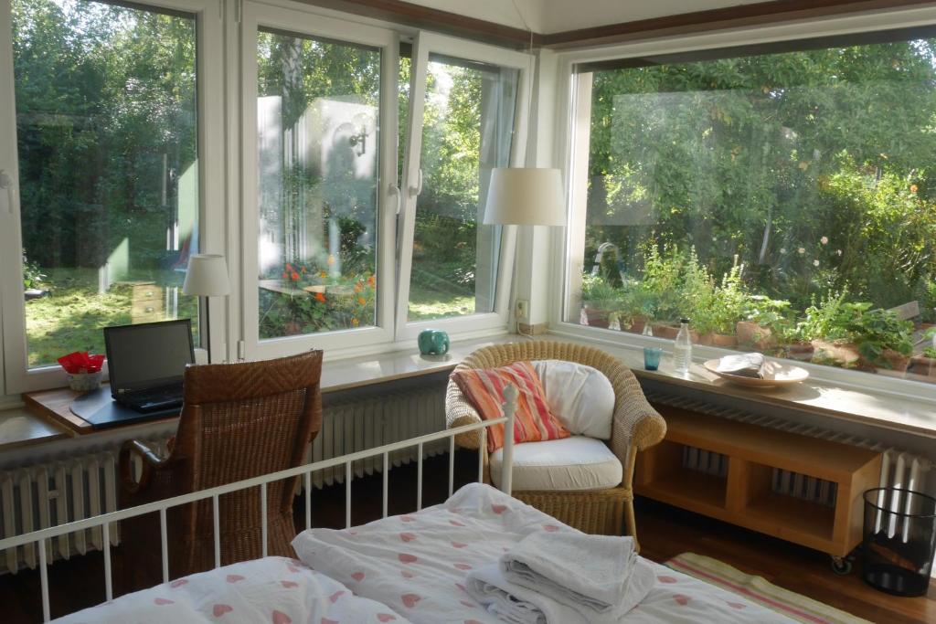 杜塞尔多夫Glück in Benrath的卧室配有一张床、一张书桌和窗户。