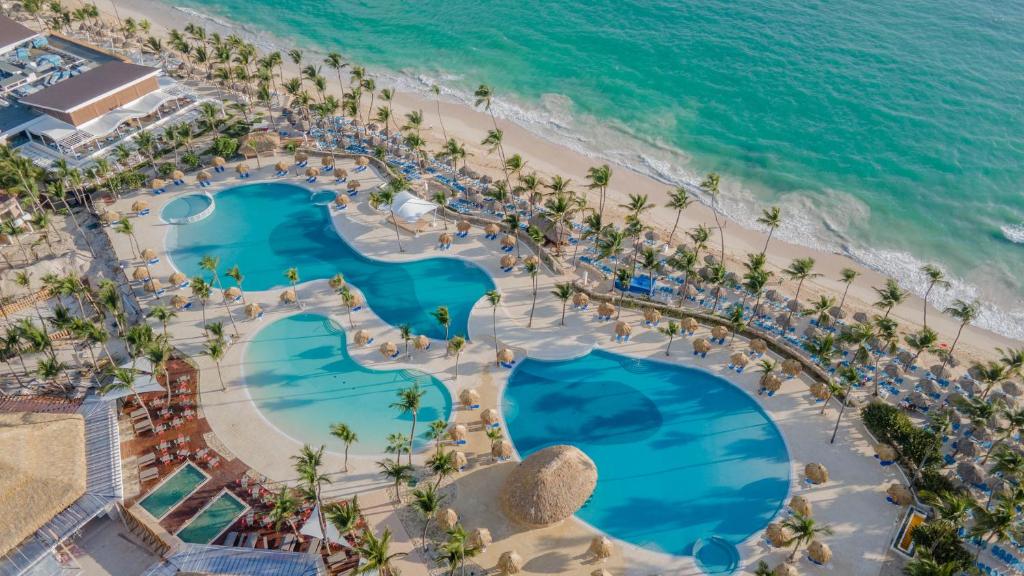 蓬塔卡纳Bahia Principe Grand Punta Cana - All Inclusive的享有游泳池和海滩的顶部景色。