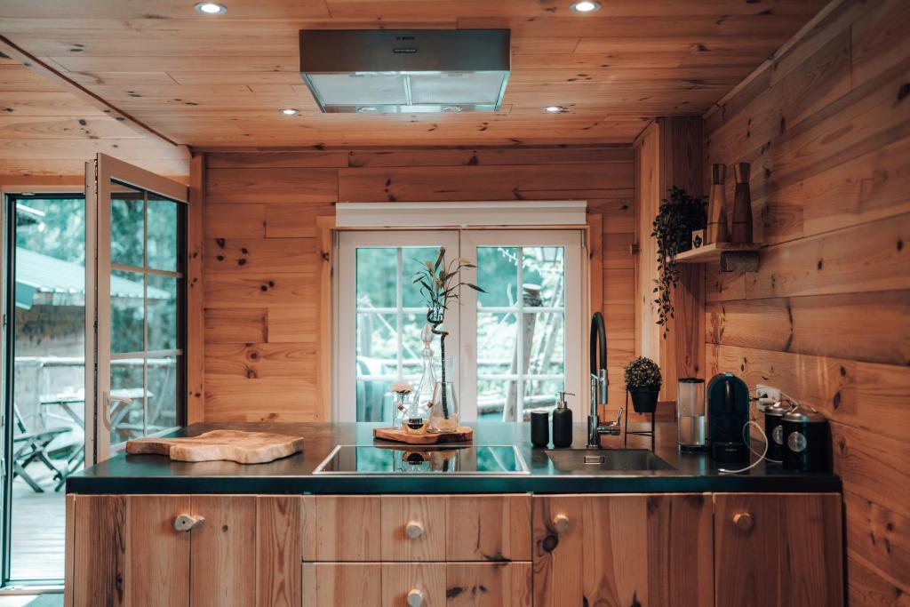 杜柏Wooden Nest的厨房设有木墙和台面