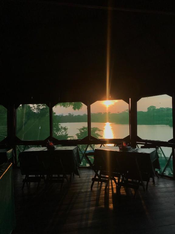 CareiroIpanema Lodge的一组桌子,背景是日落
