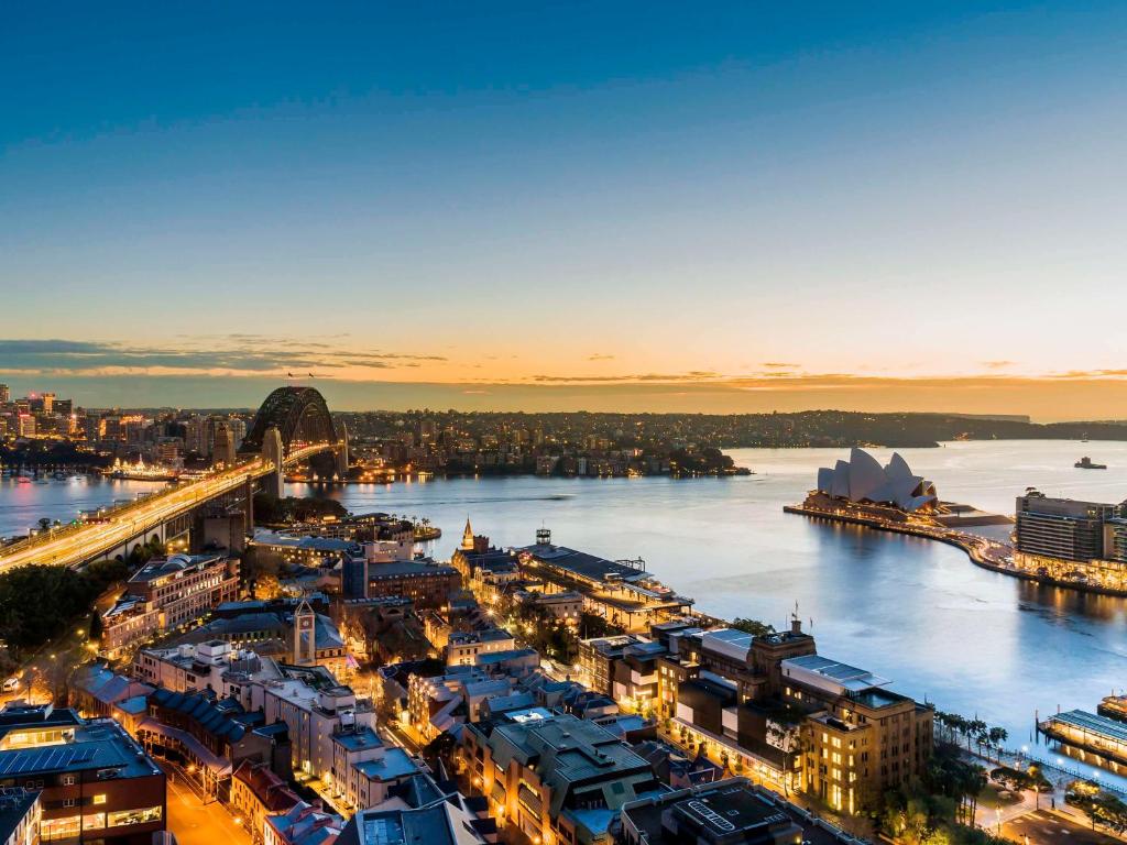 悉尼The Sebel Quay West Suites Sydney的享有河流和桥梁城市的空中景色