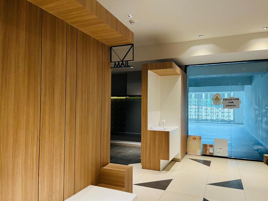 加影COMFY SKY SUITE Free Wifi & Netflix的墙上有篮球架的走廊