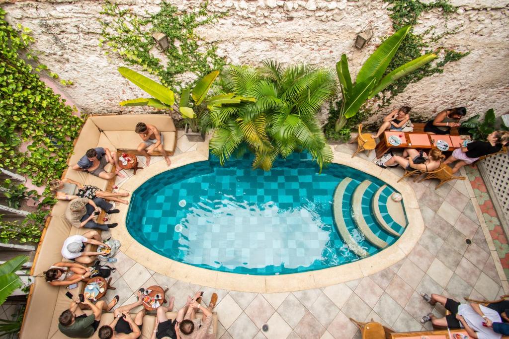 卡塔赫纳Casa Zahri Boutique Hostel的游泳池周围的人的头顶景色