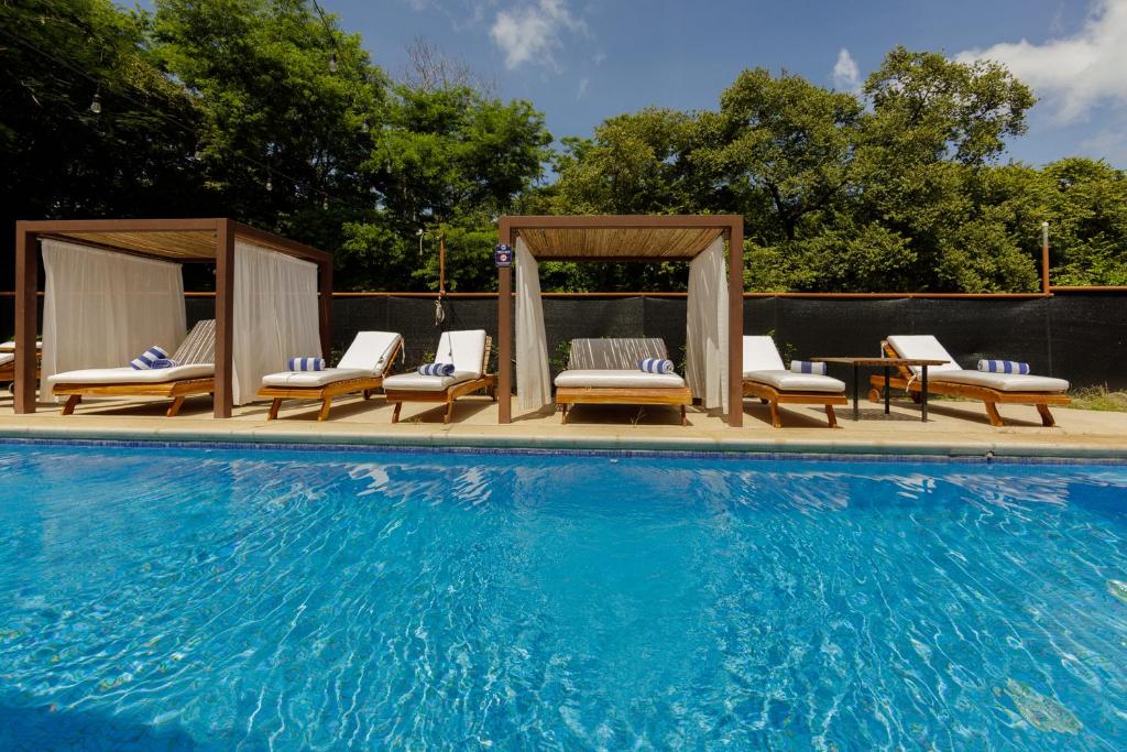 格兰德海滩瑞普杰克酒店的一个带椅子的游泳池和一个凉亭