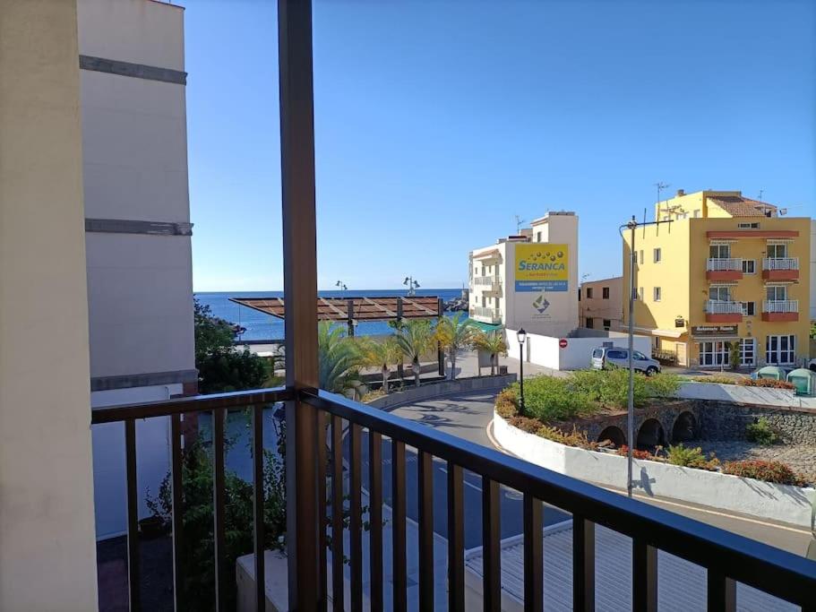 圣地亚哥海滩Casa Marina-Hardling的阳台享有大海和建筑的景致。