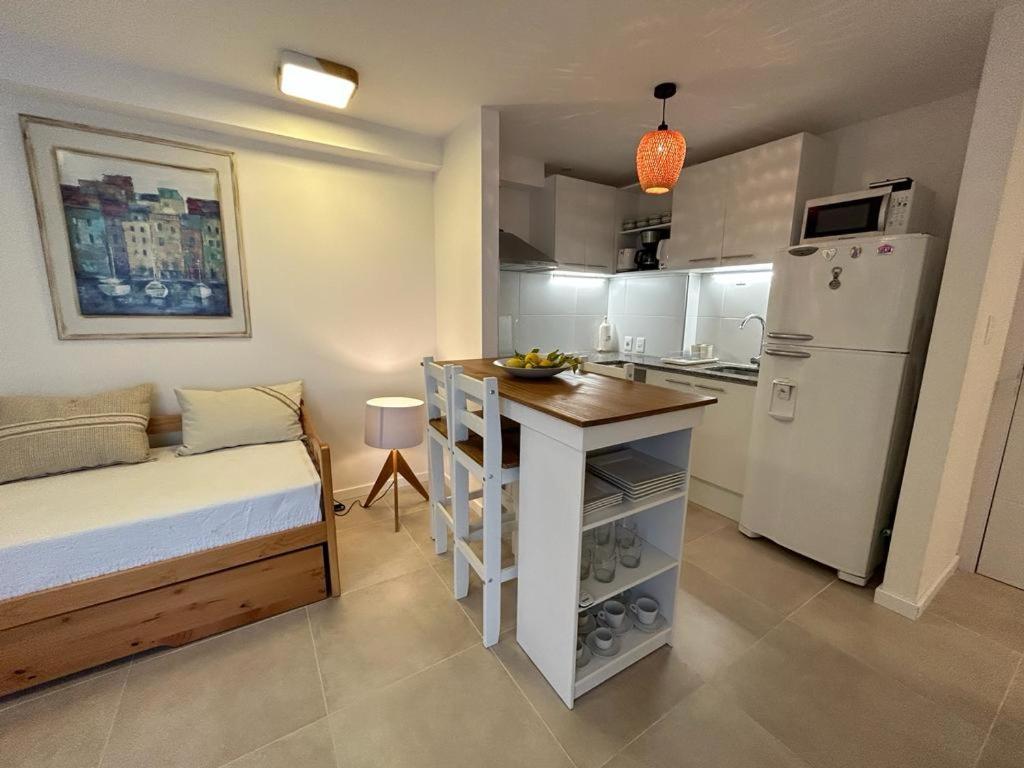 梅塞德斯Apartamento céntrico con garage的一间带床和白色冰箱的小厨房