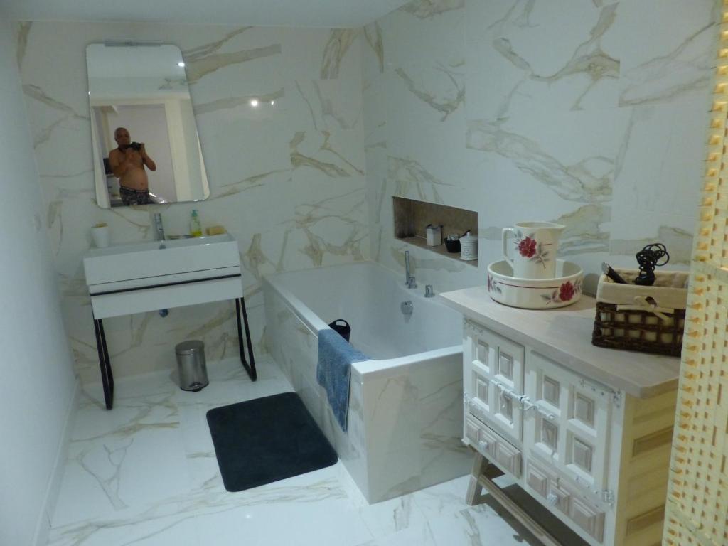 罗什福尔Le volcan的白色的浴室设有浴缸和水槽。