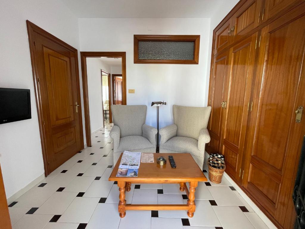 萨比奥特LAS LANZAS的客厅配有两把椅子和一张茶几