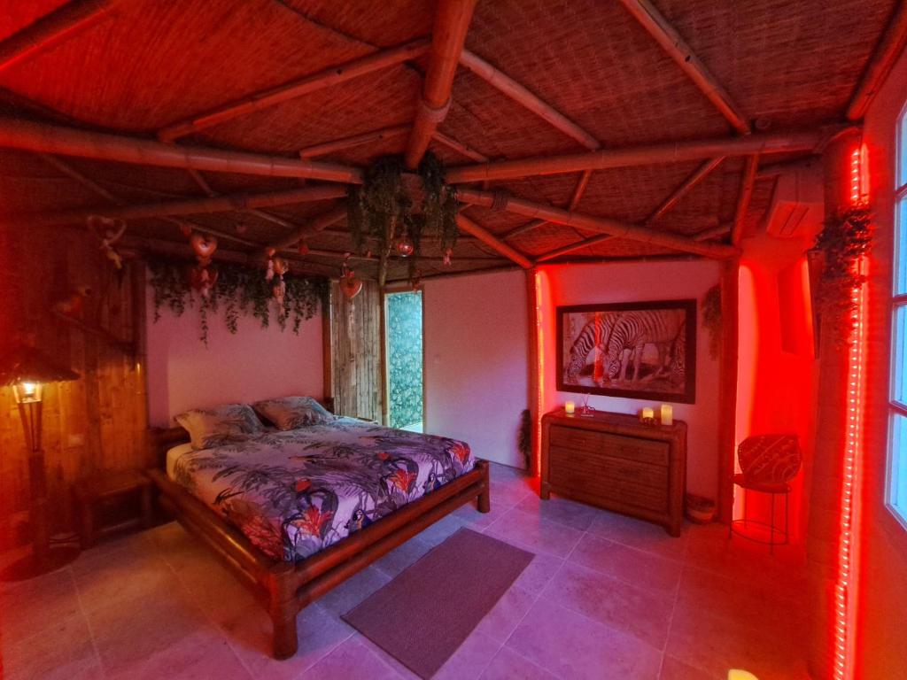 勒博塞Mas des rochers - Case bambou的一间红色灯房的卧室