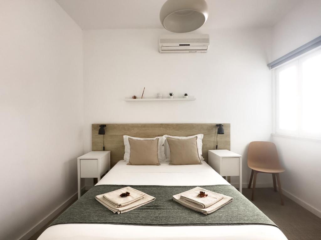塞卡尔Solar do Alentejo的一间卧室,床上有两张盘子