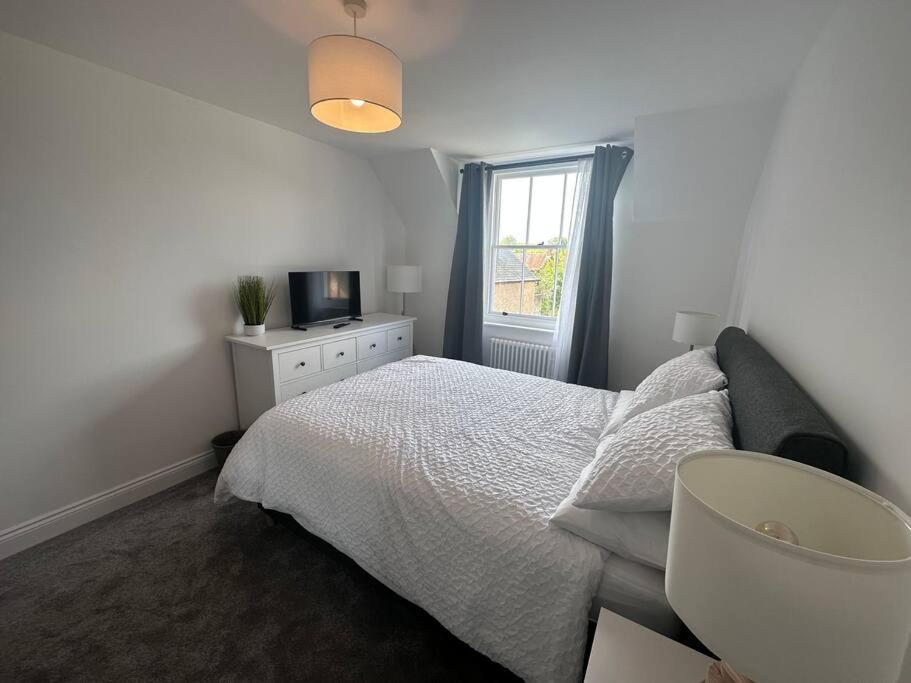 温彻斯特Riverside 3 Bed House的白色的卧室设有床和窗户