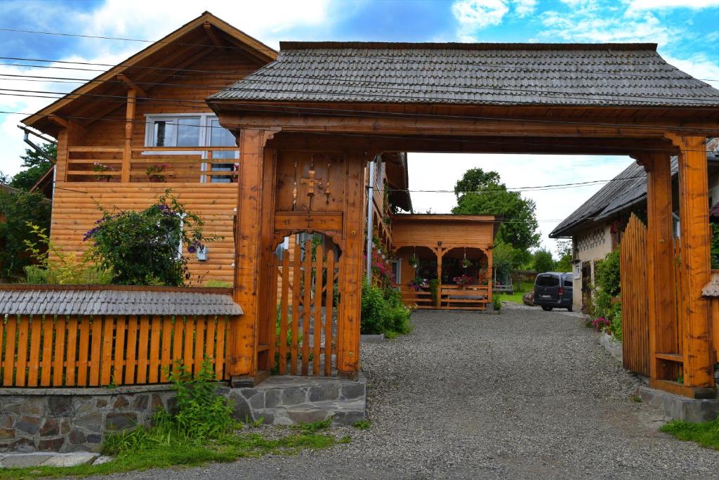 BrebCasa Vladicu的房屋前设有门的木亭