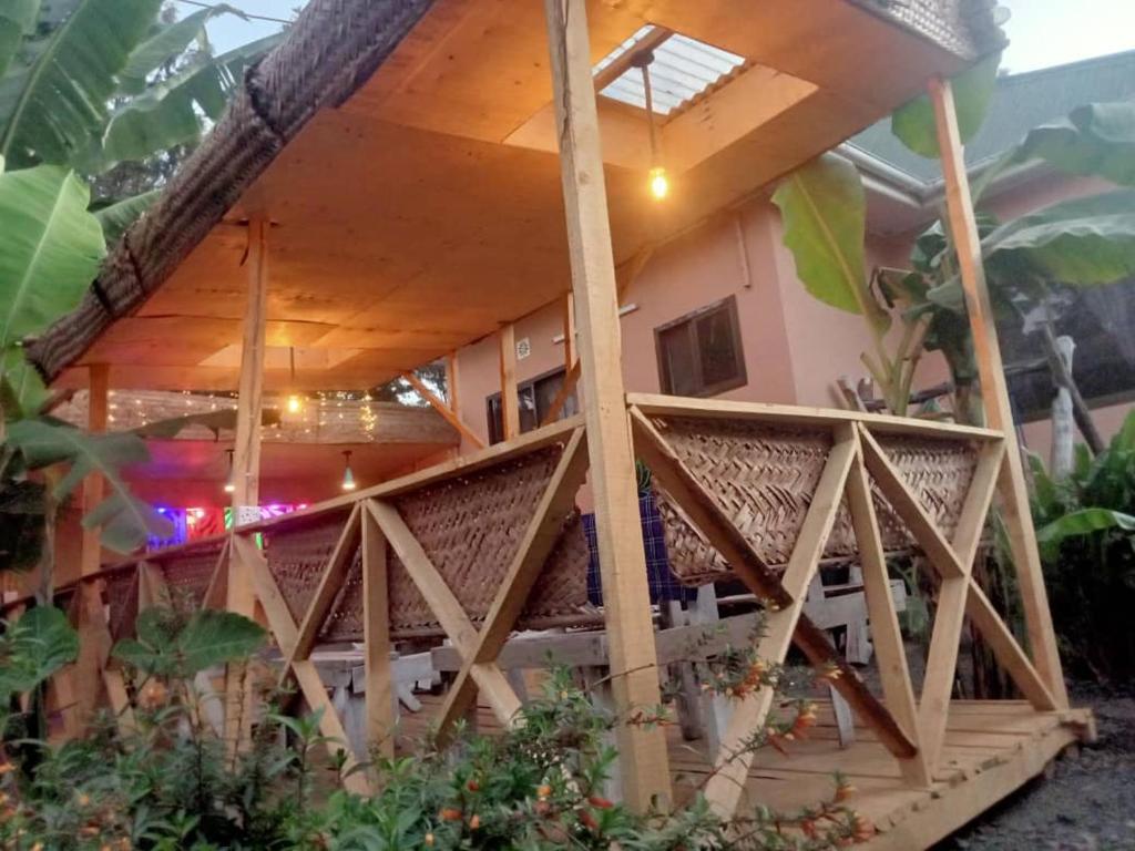 阿鲁沙Swahili House & Art的前面有木桥的房子