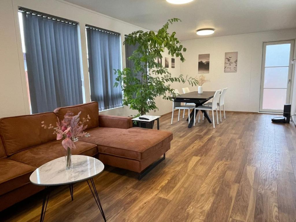 NjarðvíkAirport Comfort Home的客厅配有沙发和桌子