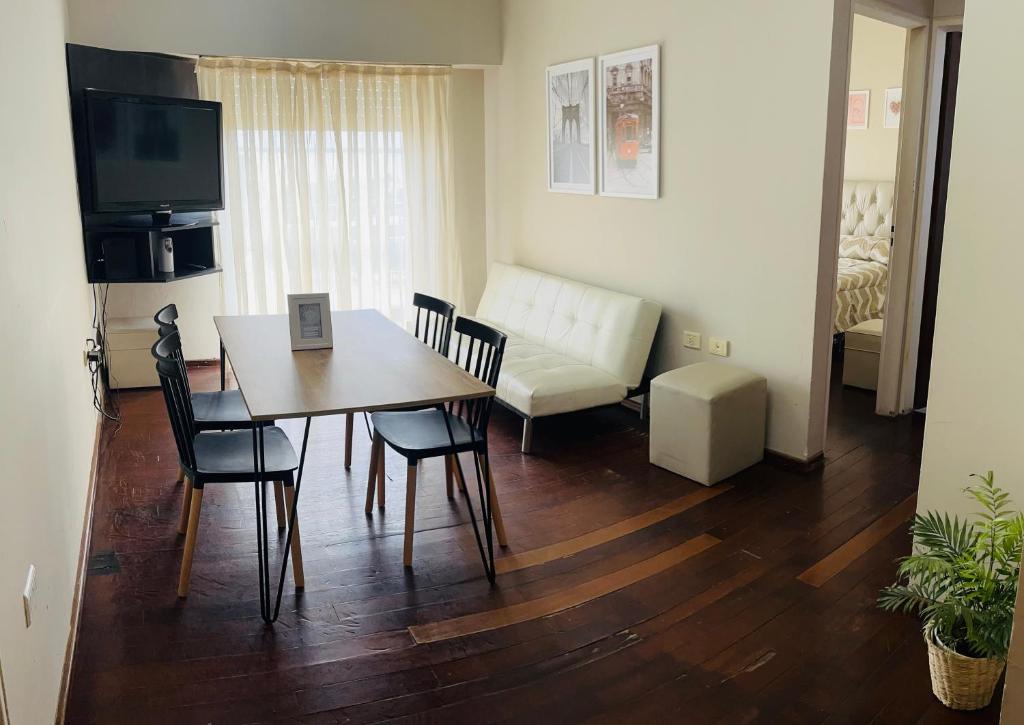 科连特斯Dpto Costanera的客厅配有桌椅和沙发