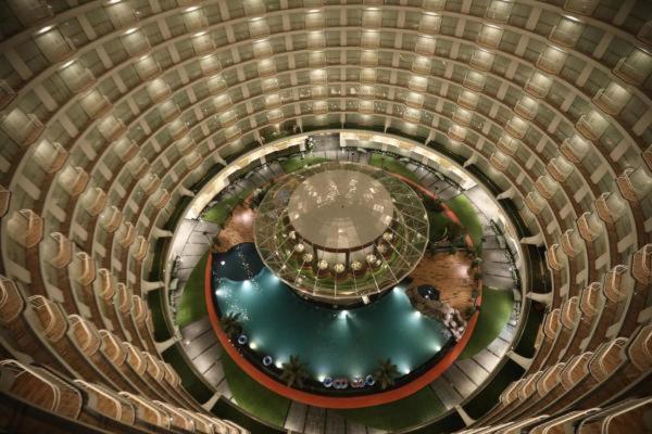 苏拉特Rajhans Belliza , Hotel apartment units的享有带游泳池的螺旋建筑的顶部景色