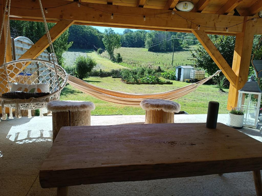 曼特埃尔Elise cornu的一张带吊床和秋千的木桌