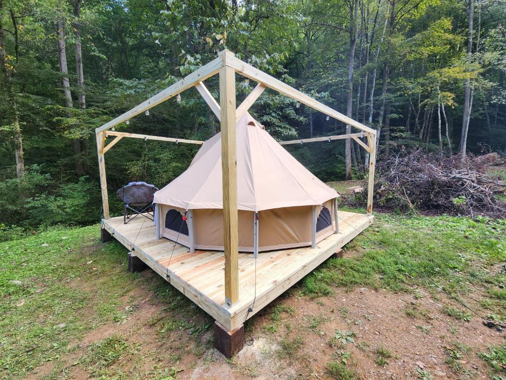 ButlerGlamping tent的田野木平台上的帐篷