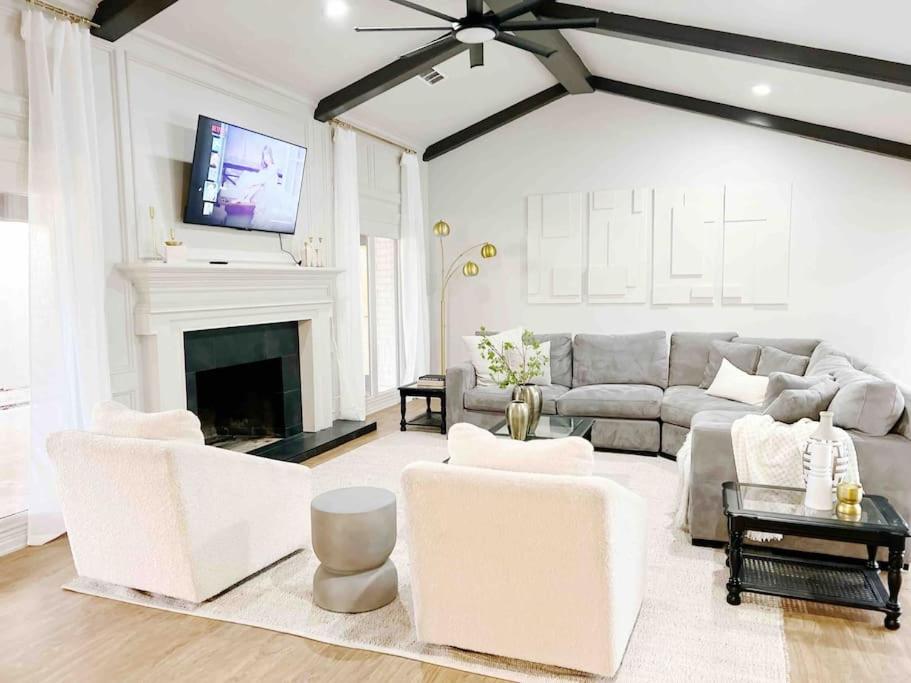 拉伯克NEW Magnolia Mansion-4400sqft Hot Tub & 2 Game Rms的客厅配有白色家具和壁炉