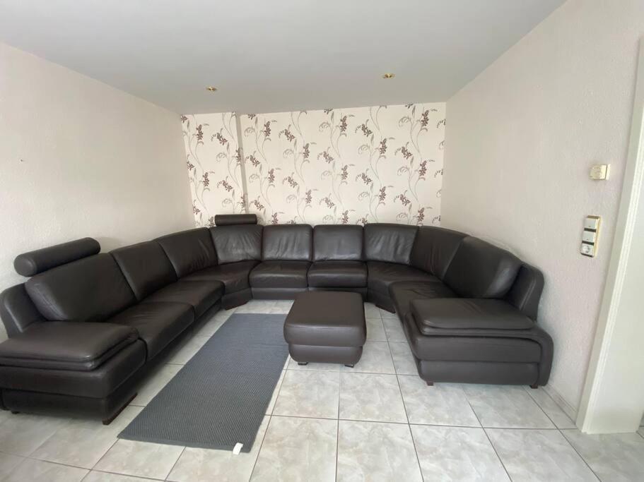 科隆Ruhige WE 6 P. urban ÖPNV的客厅配有黑色真皮沙发