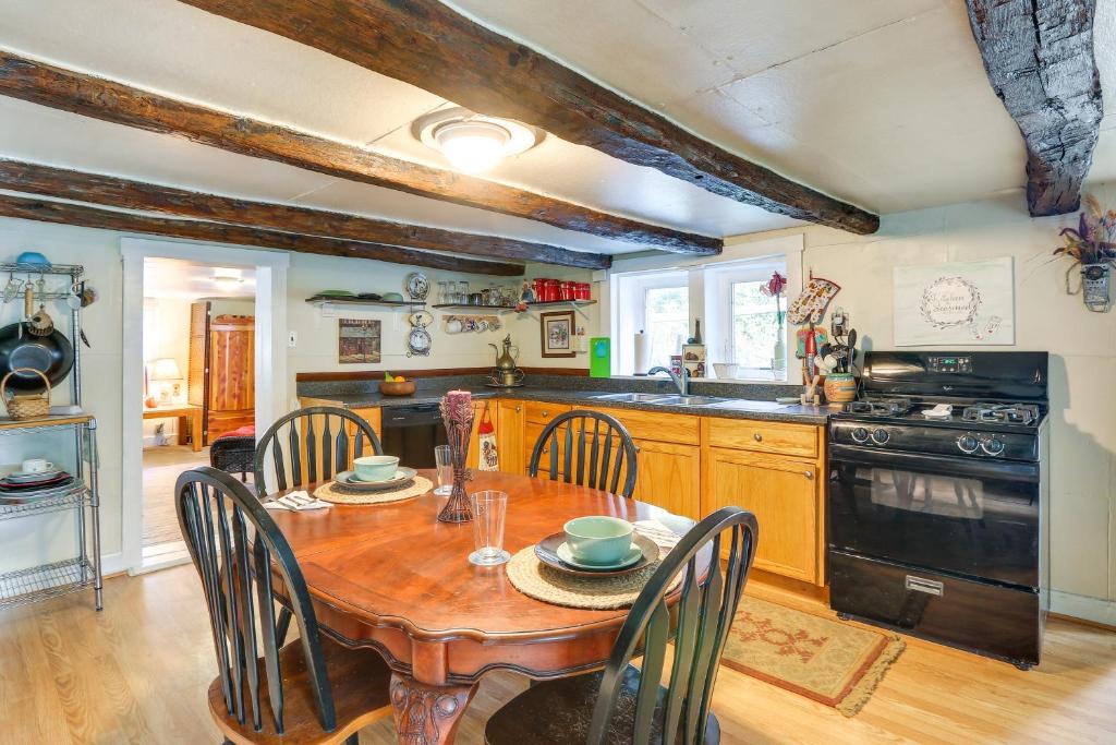 SharpsburgHistoric Boonsboro Vacation Rental with Grill的厨房配有木桌和椅子