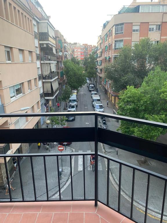 巴塞罗那3 bedrooms flat near of the beach的阳台享有城市街道的景致。