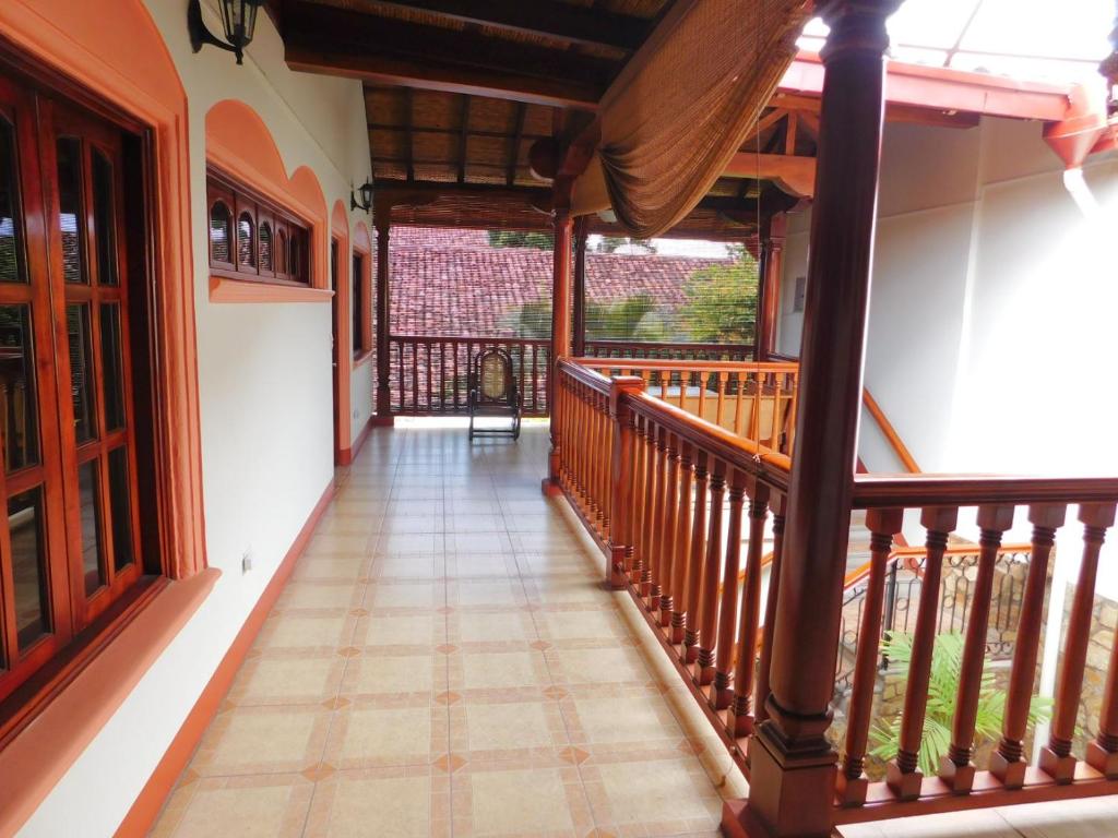 格拉纳达Casa El Caimito的带阳台的房子的空走廊