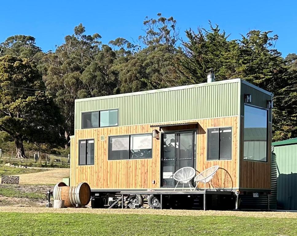 AlonnahLittle Pardalote Tiny Home Bruny Island的坐在田野顶上的一个小房子