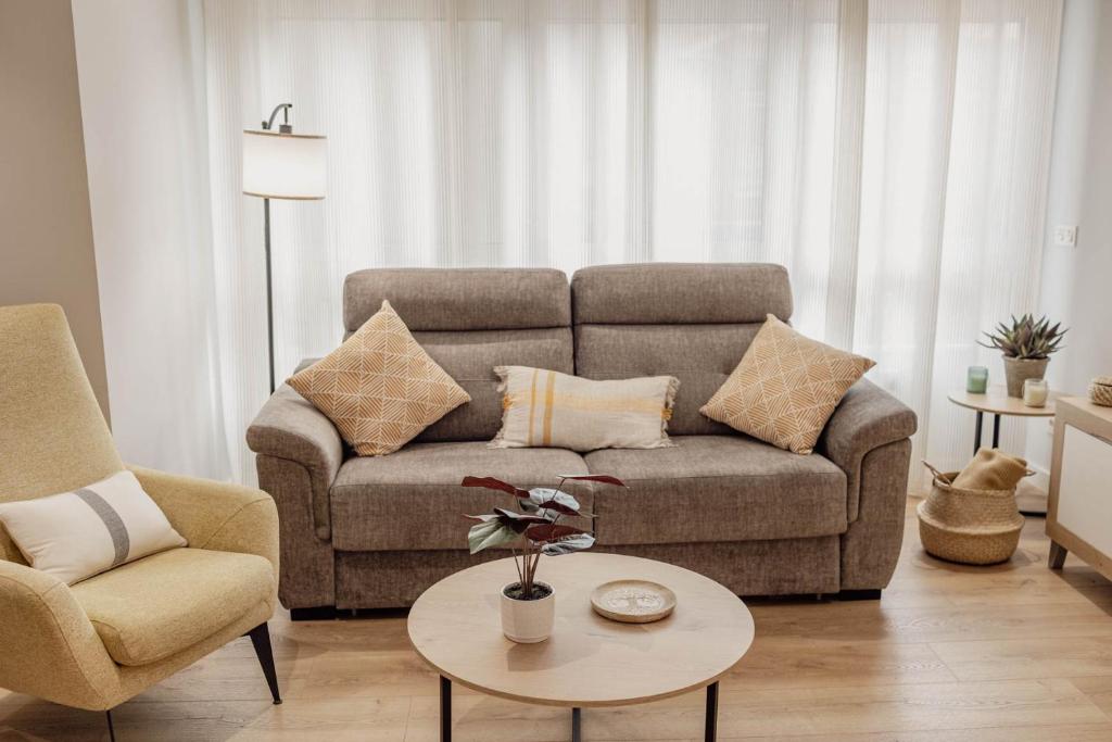 萨拉戈萨Apartamento Azabache的客厅配有沙发和桌子