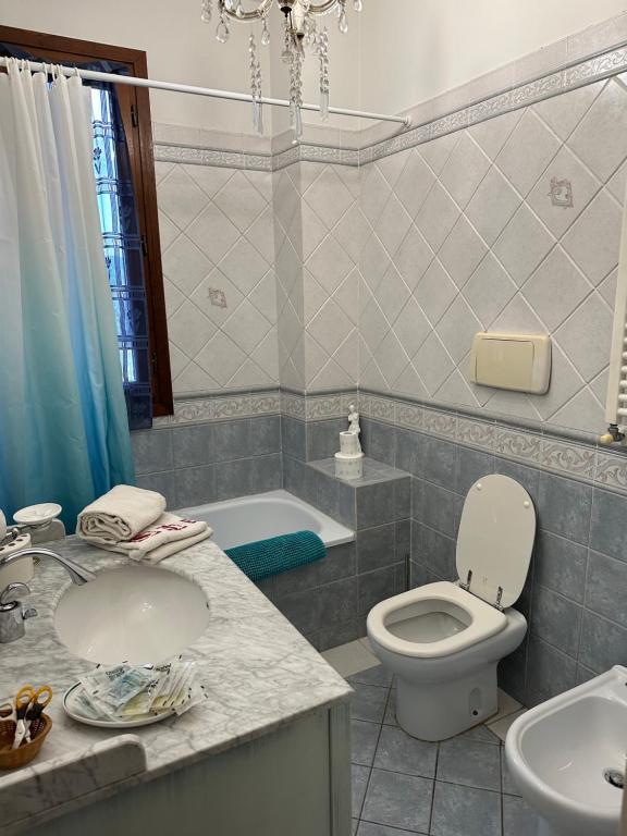 圣多尼诺Casa Maria (posto auto gratuito)的浴室配有卫生间、盥洗盆和浴缸。