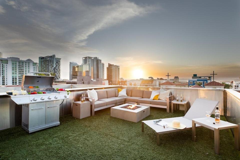 圣地亚哥TuCasa Luxury 4 Story Villa in Downtown San Diego Little Italy的带烧烤设施的屋顶露台和客厅。