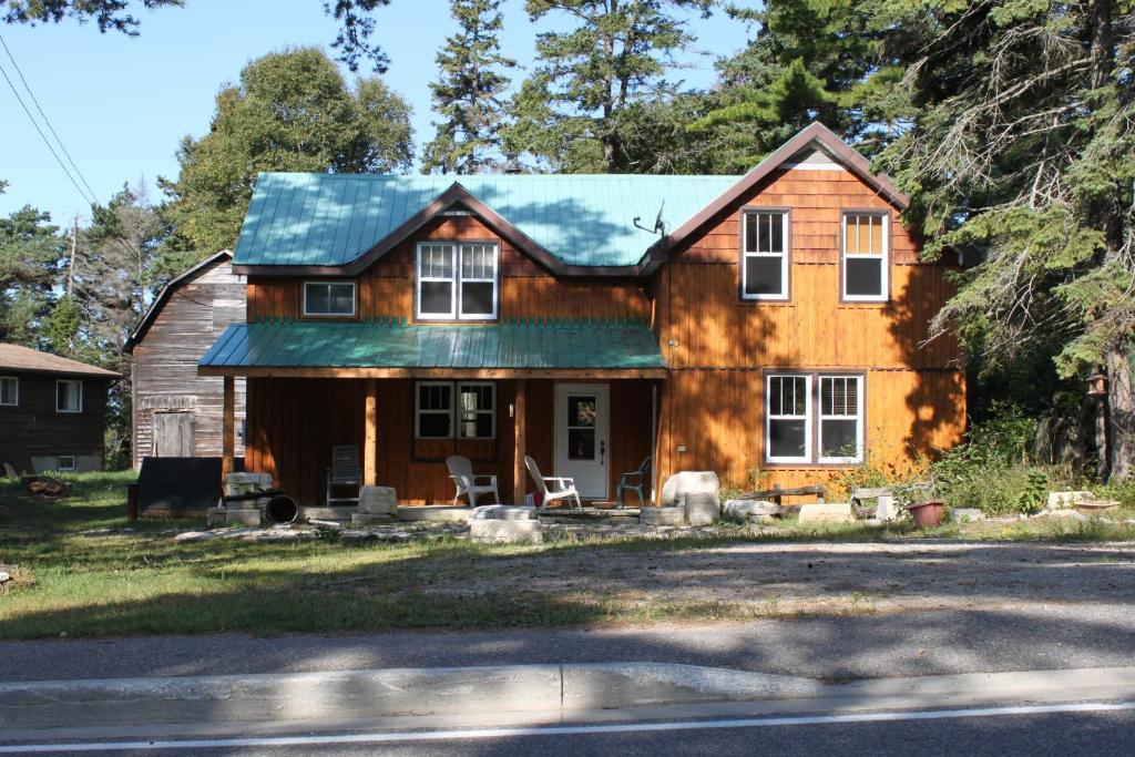 Providence Bay4 Bedroom Cottage on Manitoulin Island Next to Sand Beaches!的绿色屋顶的木屋
