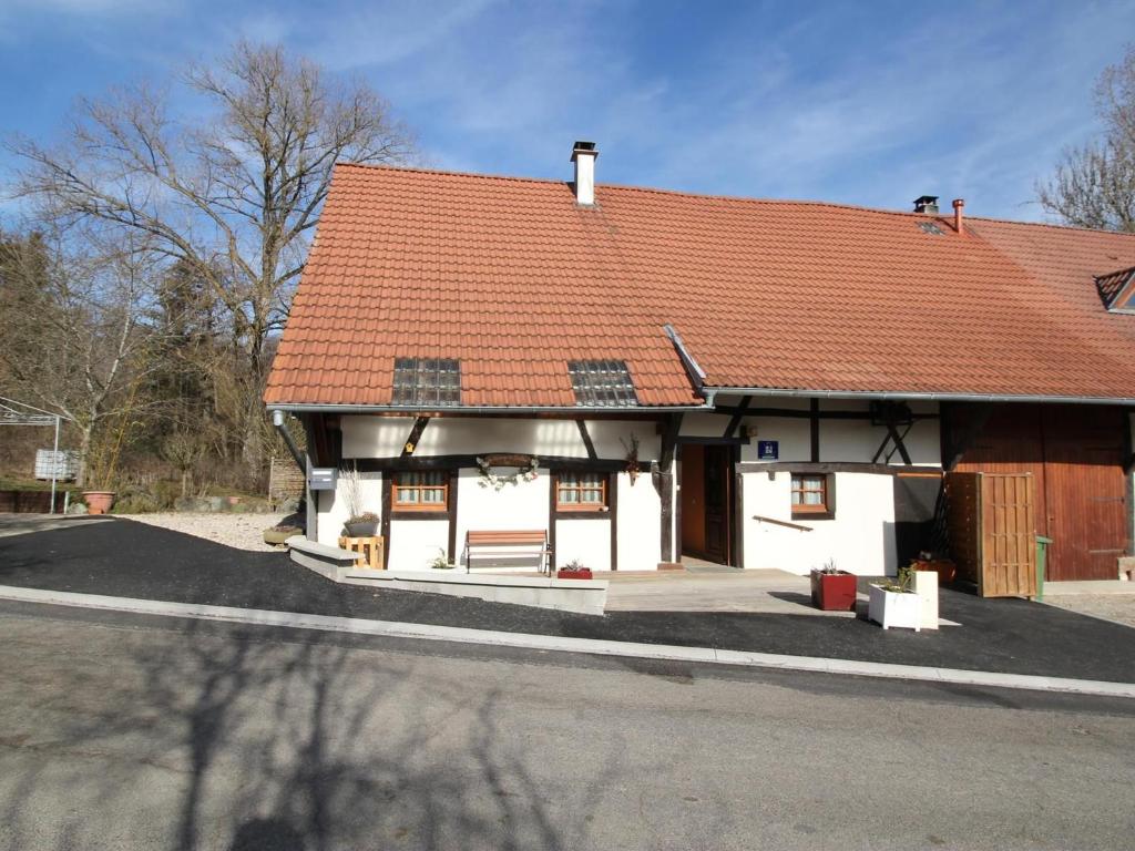 BrettenGîte Bretten, 3 pièces, 6 personnes - FR-1-744-18的白色的房子,有红色的屋顶和街道