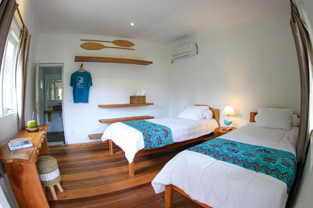 KatietKatiet Beach Resort Mentawai Lances Right HTS的酒店客房带两张床,房间带