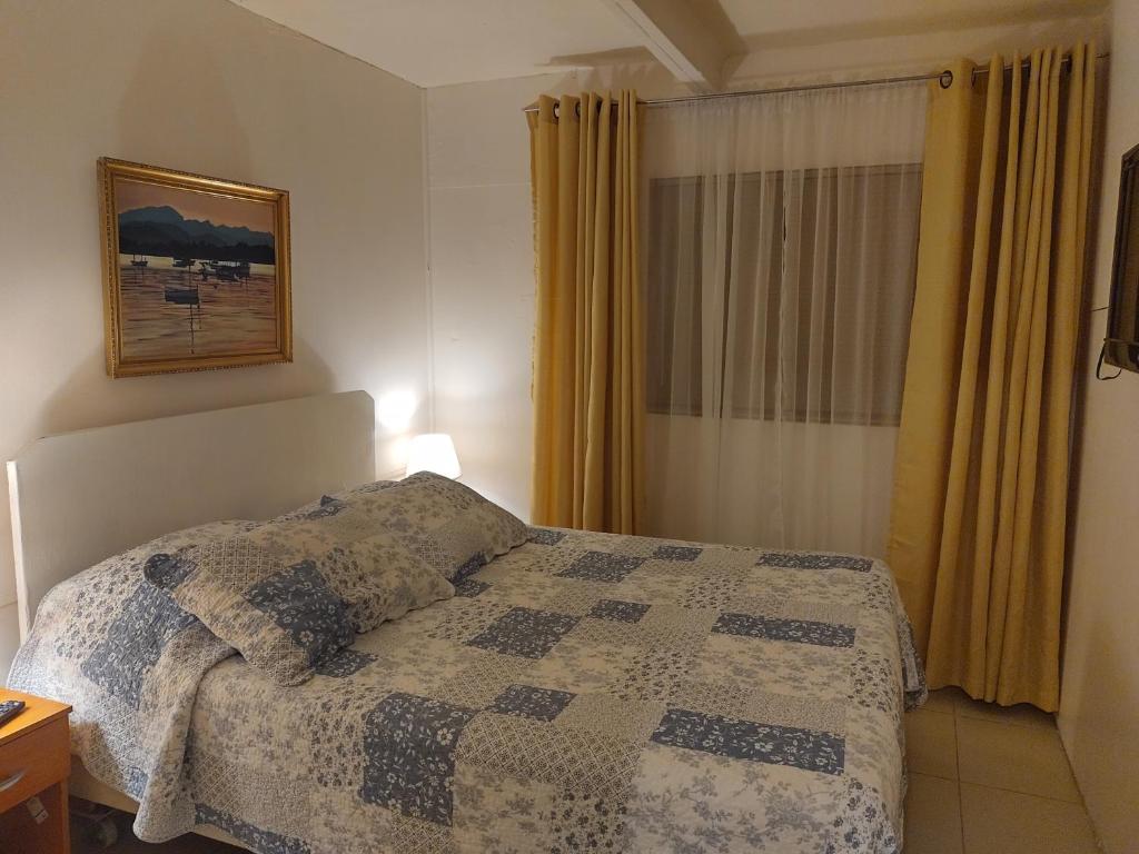圣地亚哥Hostal Renca, Casa Hotel的一间卧室设有一张床和一个窗口