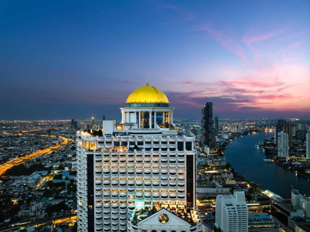 曼谷Tower Club at lebua的一座上面有金色圆顶的建筑