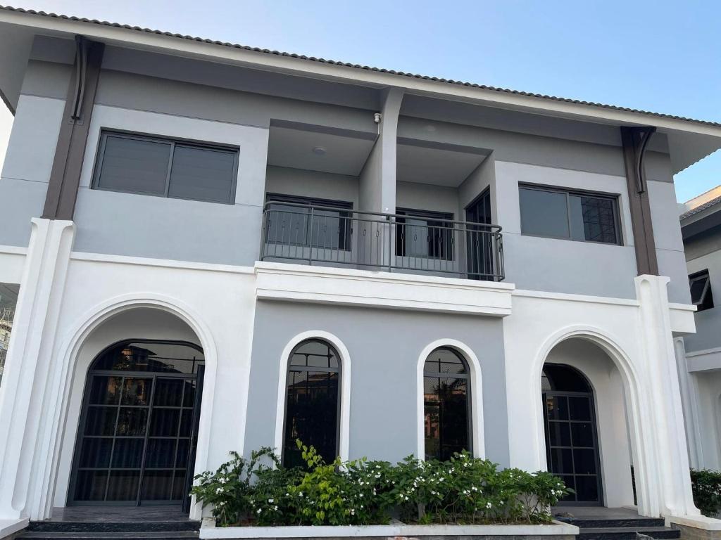 Green Bay Luxury Villa Sonasea Vân Đồn的白色的建筑,上面设有阳台