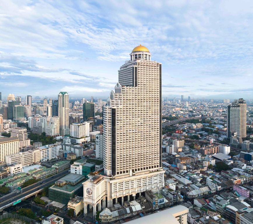 曼谷lebua at State Tower的一座高大的建筑,上面有金色的圆顶