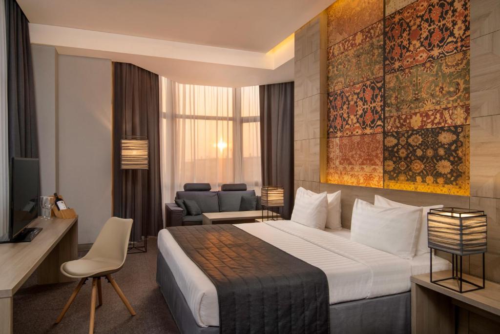 埃里温埃里温共和酒店的酒店客房,配有床和沙发