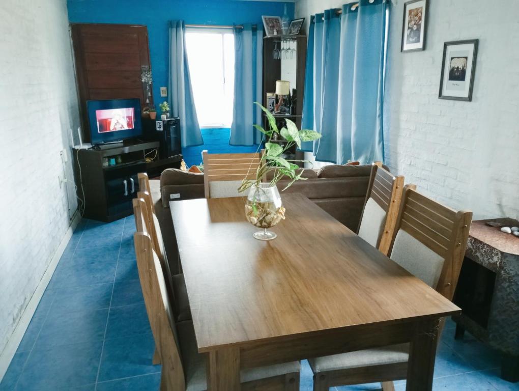 杜拉斯诺Tu hospedaje soñado的一间带木桌和沙发的用餐室