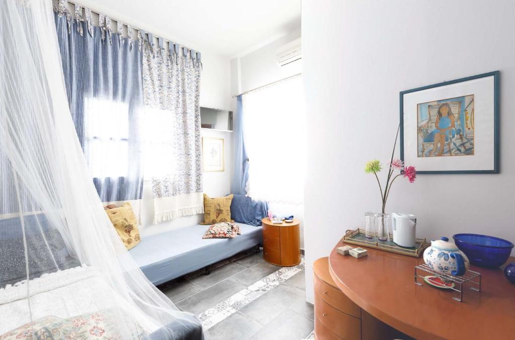 卡拉马塔Best Located Melina Escape的带沙发和窗户的客厅